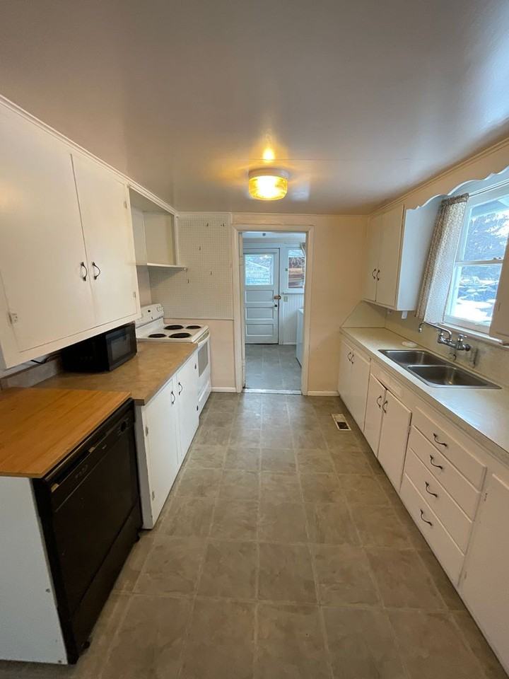 2705 N Depot St - Photo 4 of 8