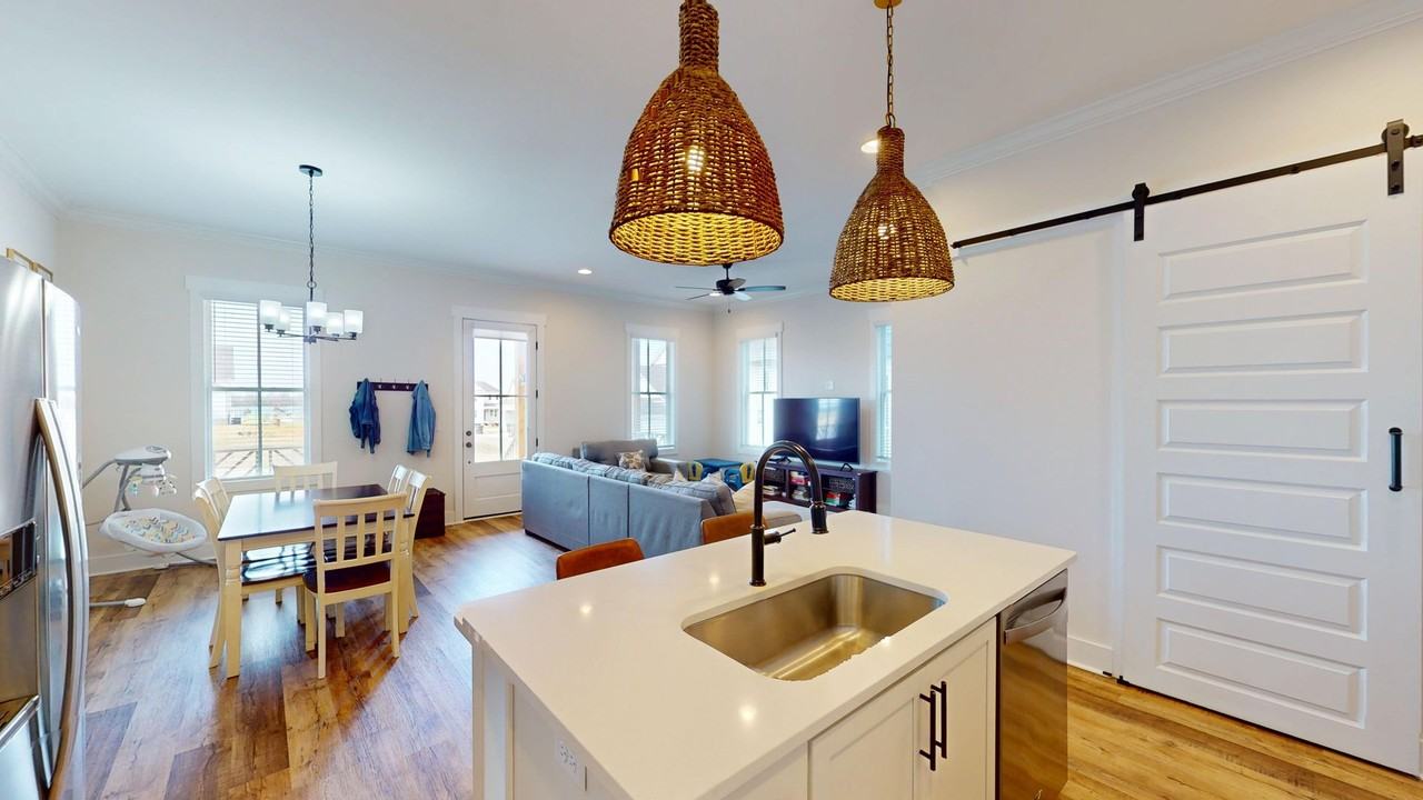 202 Northlake St - Photo 3 of 33