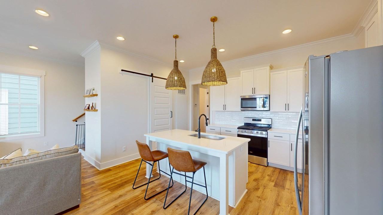 202 Northlake St - Photo 4 of 33