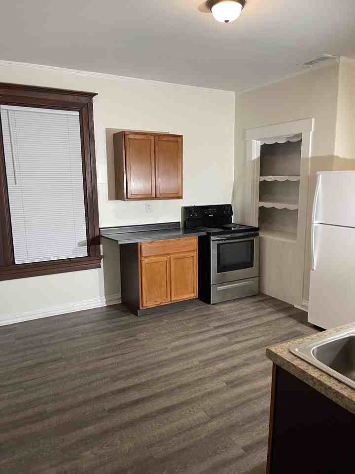 121 E Locust St #4 - Photo 3 of 5
