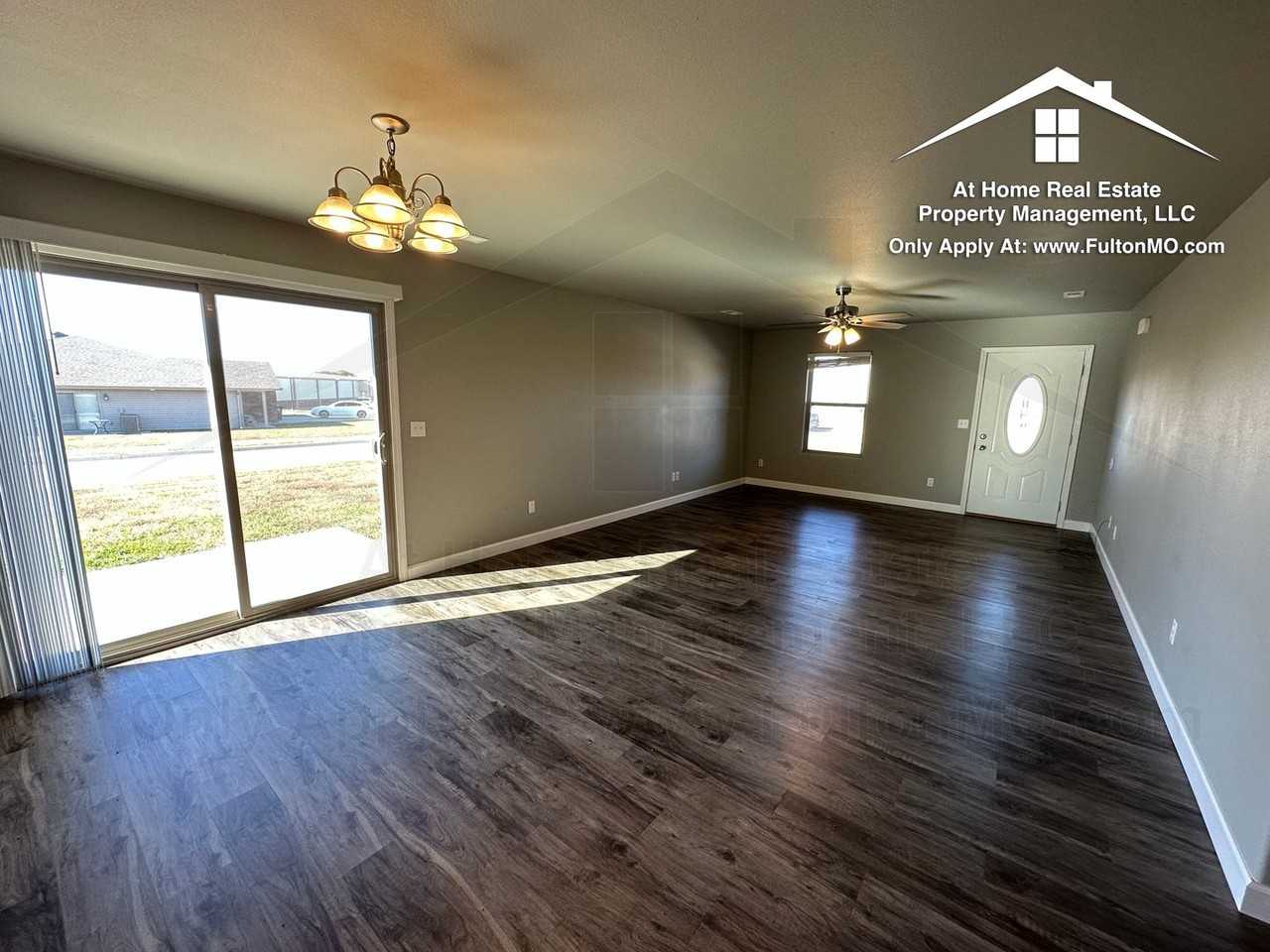 1301 Commons Loop - Photo 2 of 30