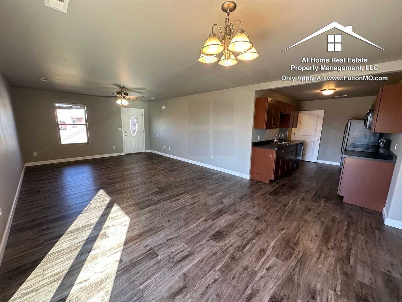 1301 Commons Loop - Photo 3 of 30