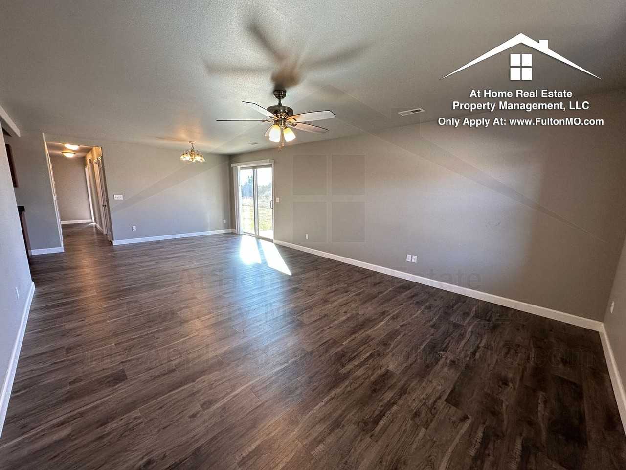 1301 Commons Loop - Photo 5 of 30