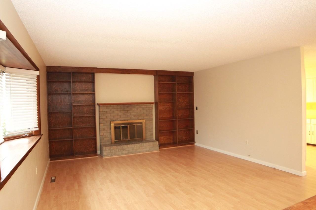 724 Oxford Ln - Photo 2 of 17