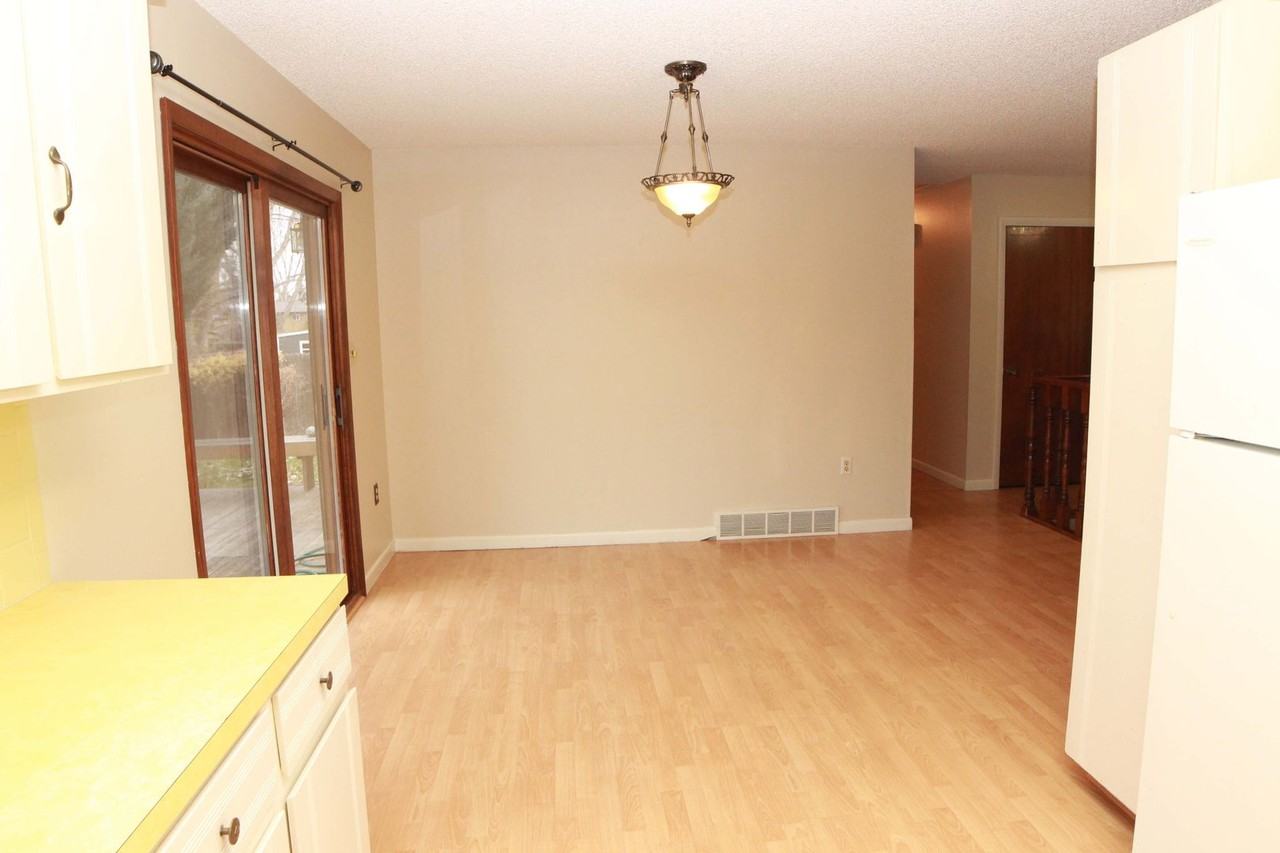 724 Oxford Ln - Photo 3 of 17