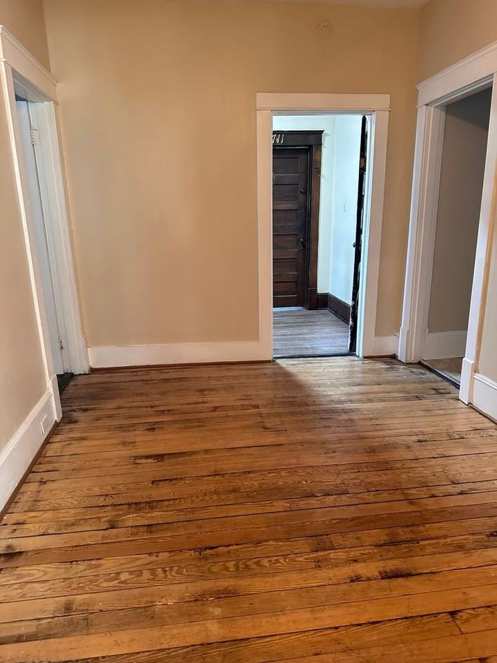 713 S Court St - Photo 4 of 15