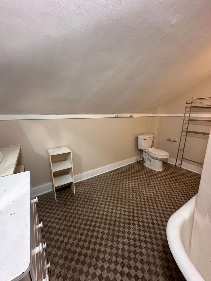 713 S Court St - Photo 7 of 15