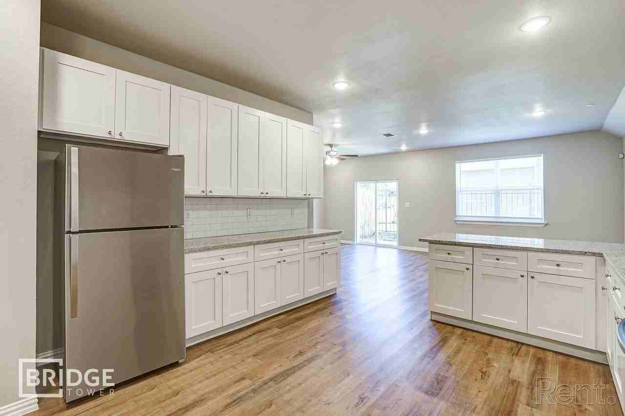 1235 Sunnyvale Ln - Photo 3 of 17