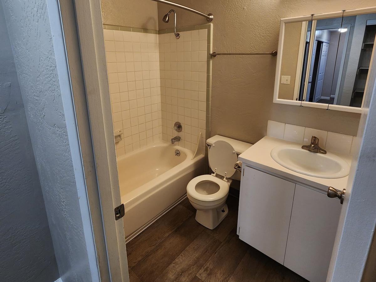 2555 Willakenzie Road - Photo 6 of 9