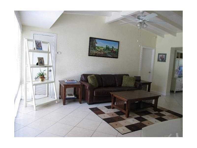 920 Southwest 42nd Avenue - Photo 3 of 17