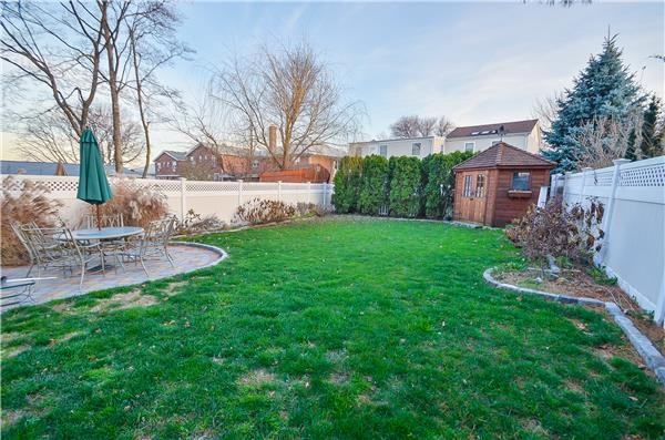 210 Kirby St - Photo 3 of 12