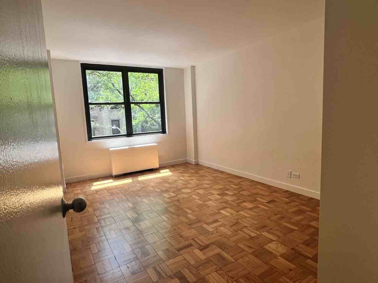 E 49th St #1S - Photo 5 of 8