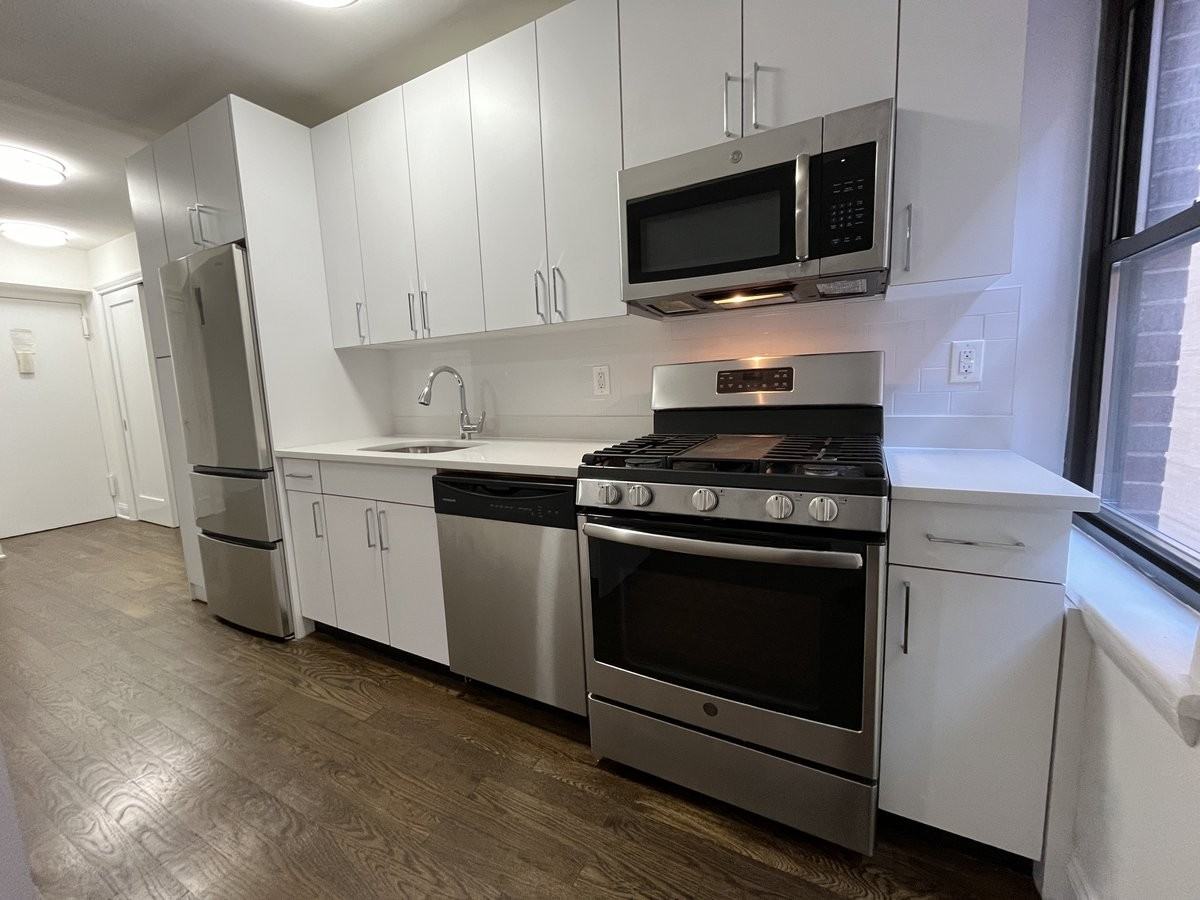 E 57th St #2B - Photo 2 of 7