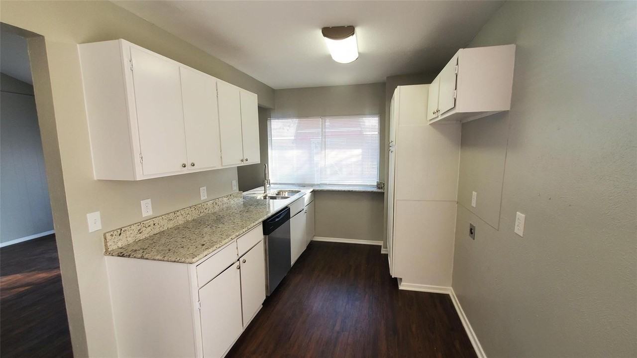 1418 Rockbrook St - Photo 3 of 13