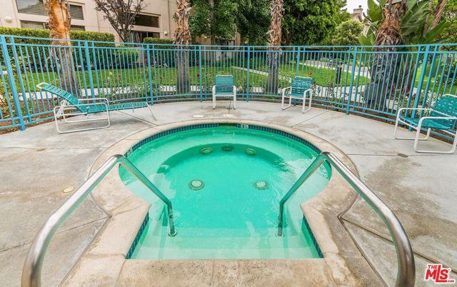 6903 Hannum Ave - Photo 3 of 8