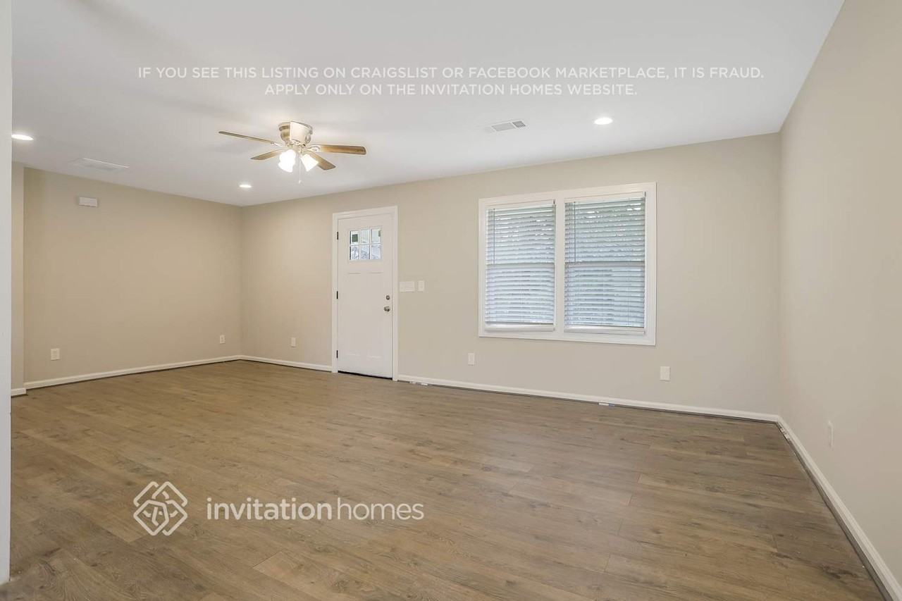 1426 Spring Valley Ln - Photo 4 of 21