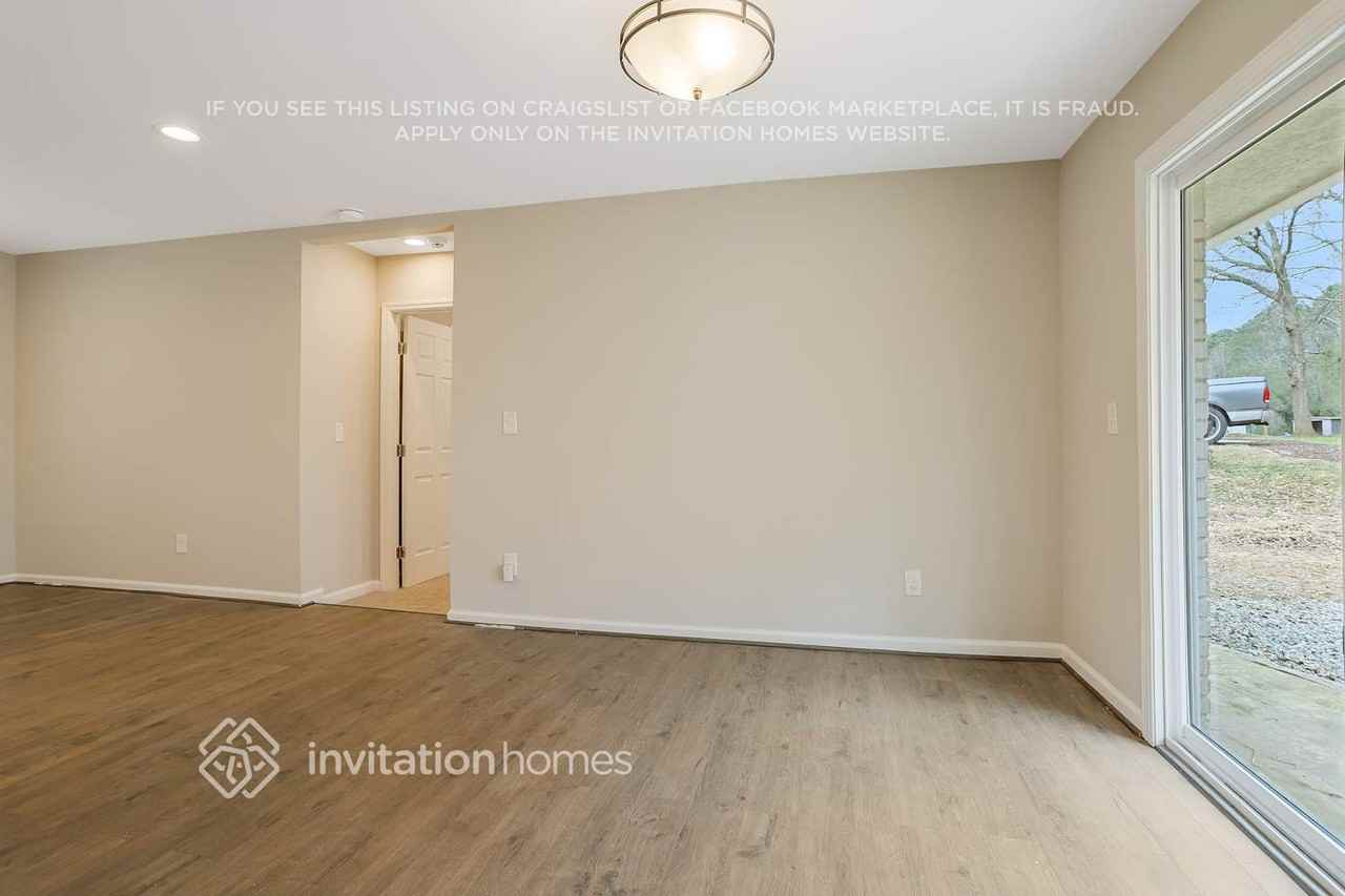 1426 Spring Valley Ln - Photo 5 of 21