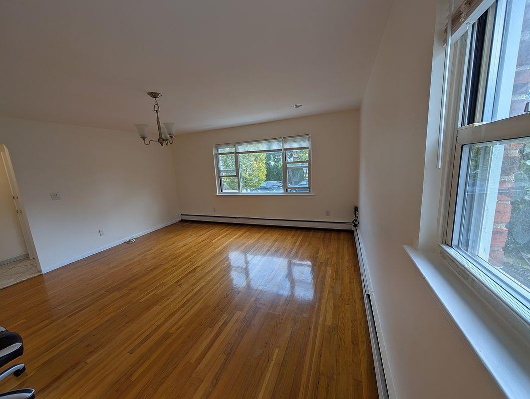 932 Throggmorton Ave - Photo 3 of 14