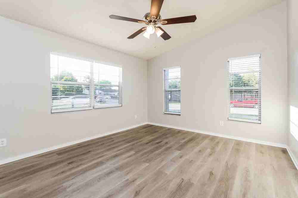 620 Riverwoods Cir - Photo 3 of 16