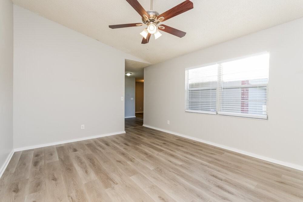 620 Riverwoods Cir - Photo 4 of 16