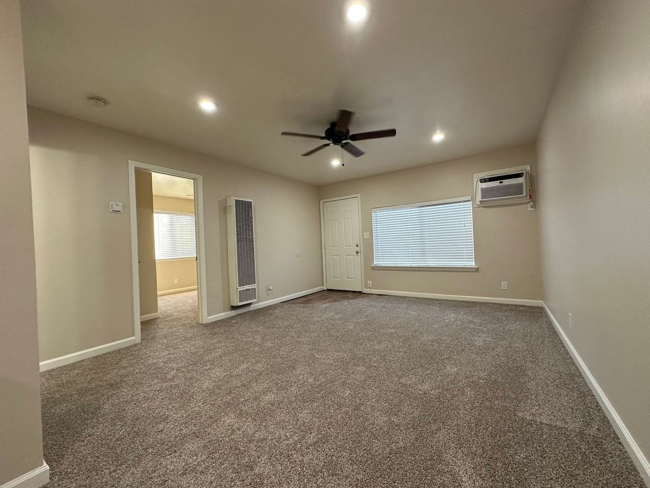 $500 Lease Signing Bonus ~ North Oak Park Charmer, Must See 1 Bedroom Available Now! - Photo 2 of 5