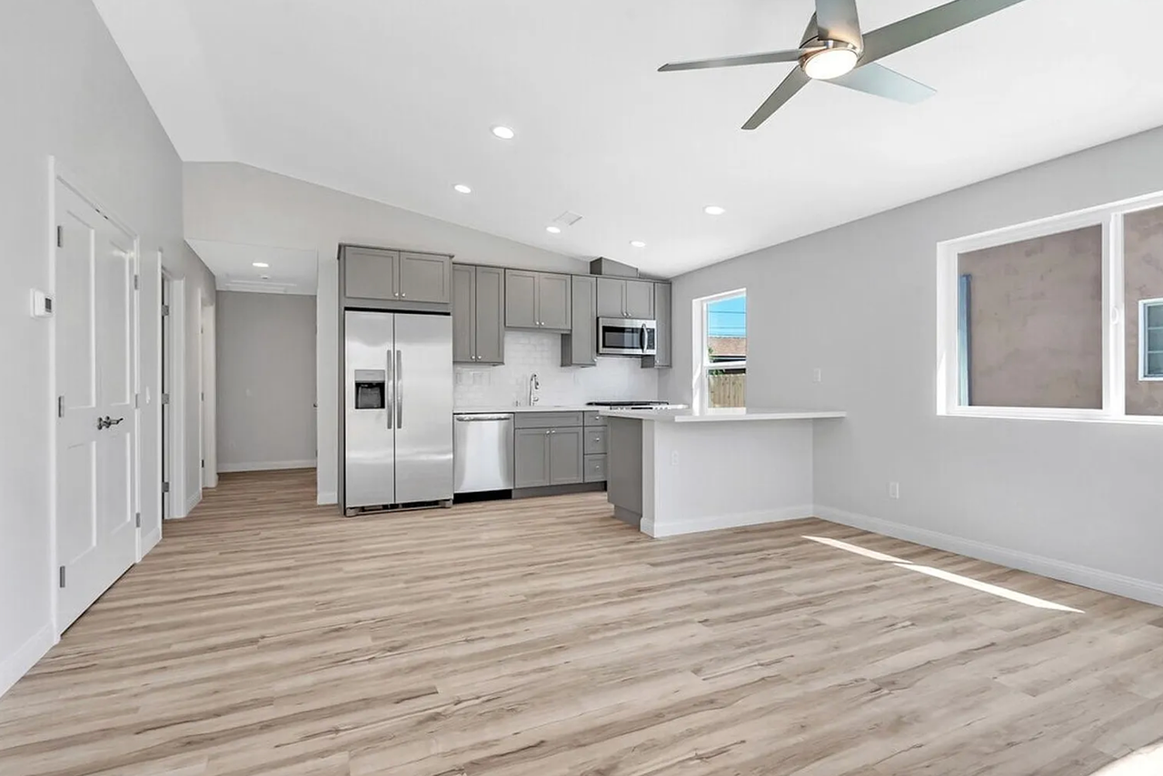 5646 Dorothy Way - Photo 5 of 18