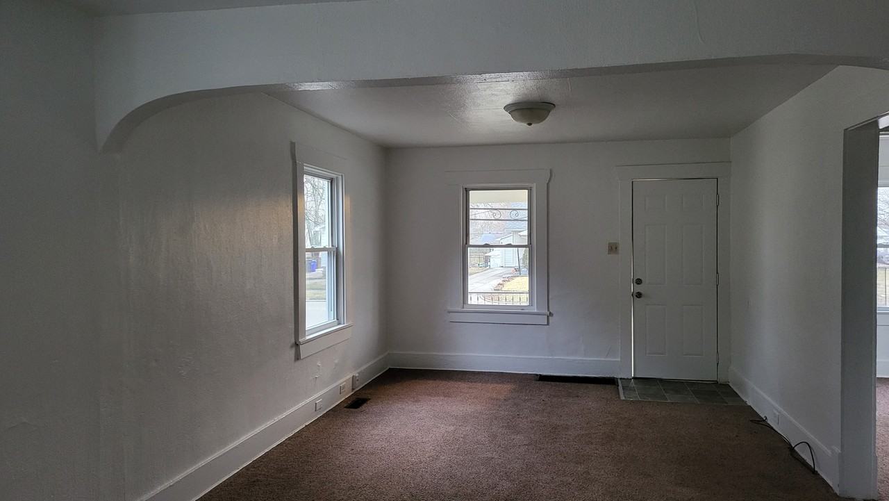 1261 E Cantrell St - Photo 3 of 8