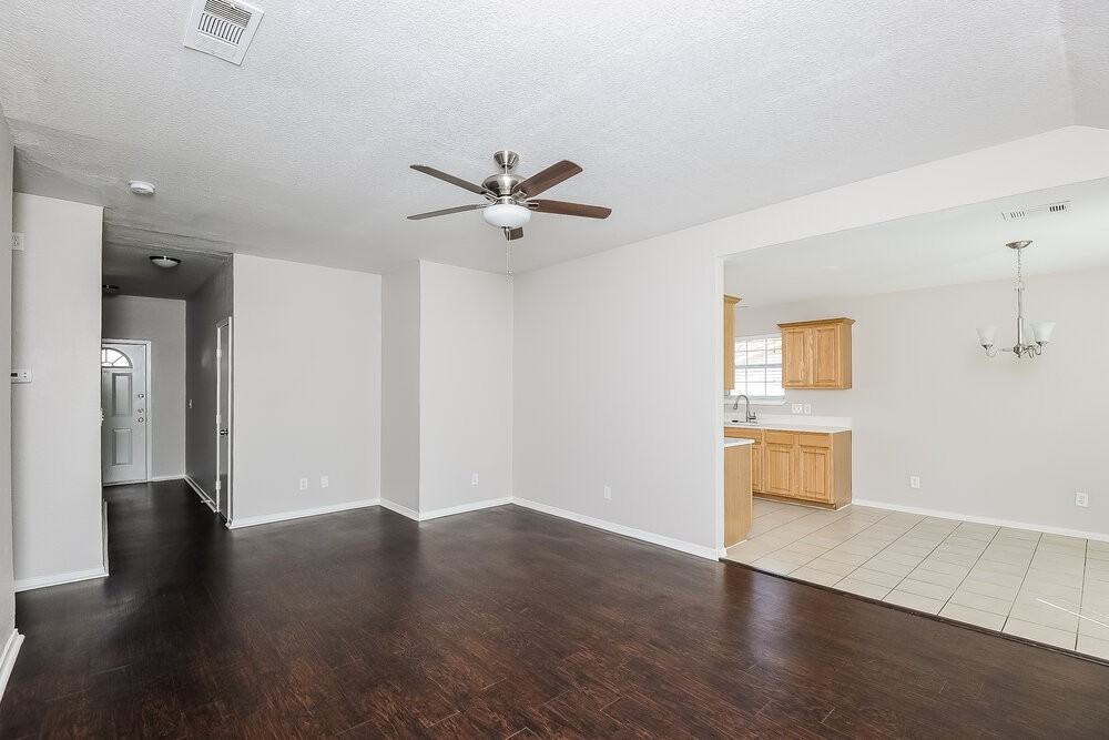8137 Albert St - Photo 3 of 16