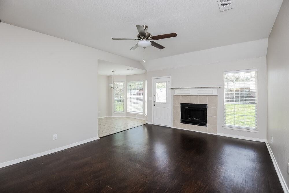 8137 Albert St - Photo 4 of 16