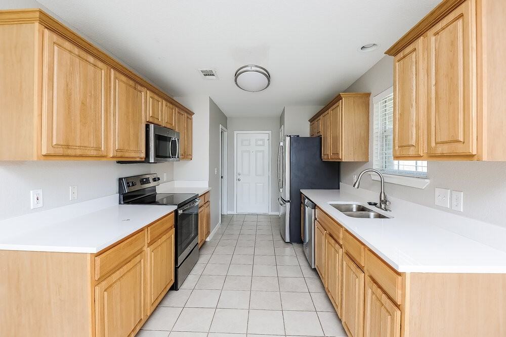 8137 Albert St - Photo 7 of 16