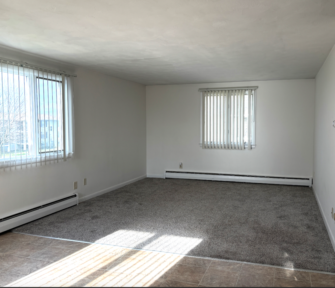 Islebrook Apartments - Photo 4 of 8