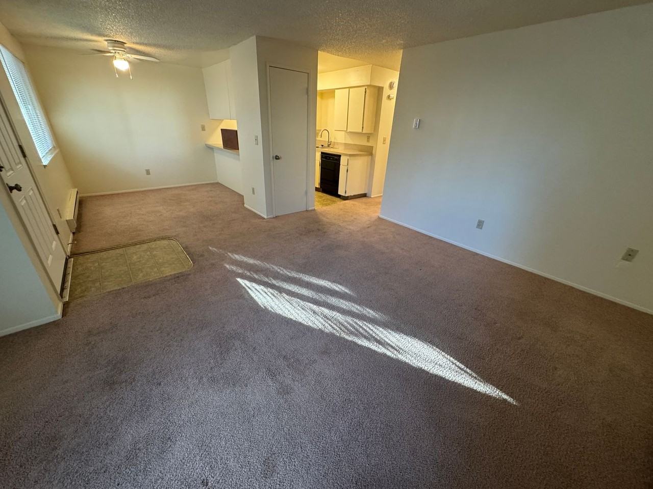 455 Se Lilly Ave Apt B - Photo 2 of 6