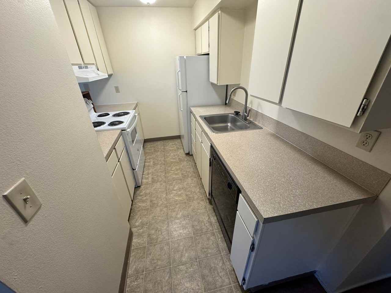 455 Se Lilly Ave Apt B - Photo 3 of 6