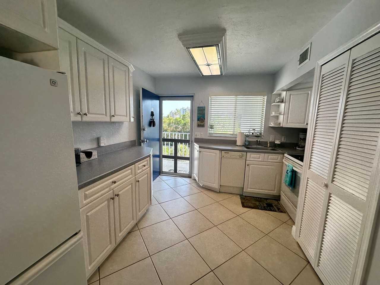 377 Vanderbilt Beach Rd - Photo 4 of 20