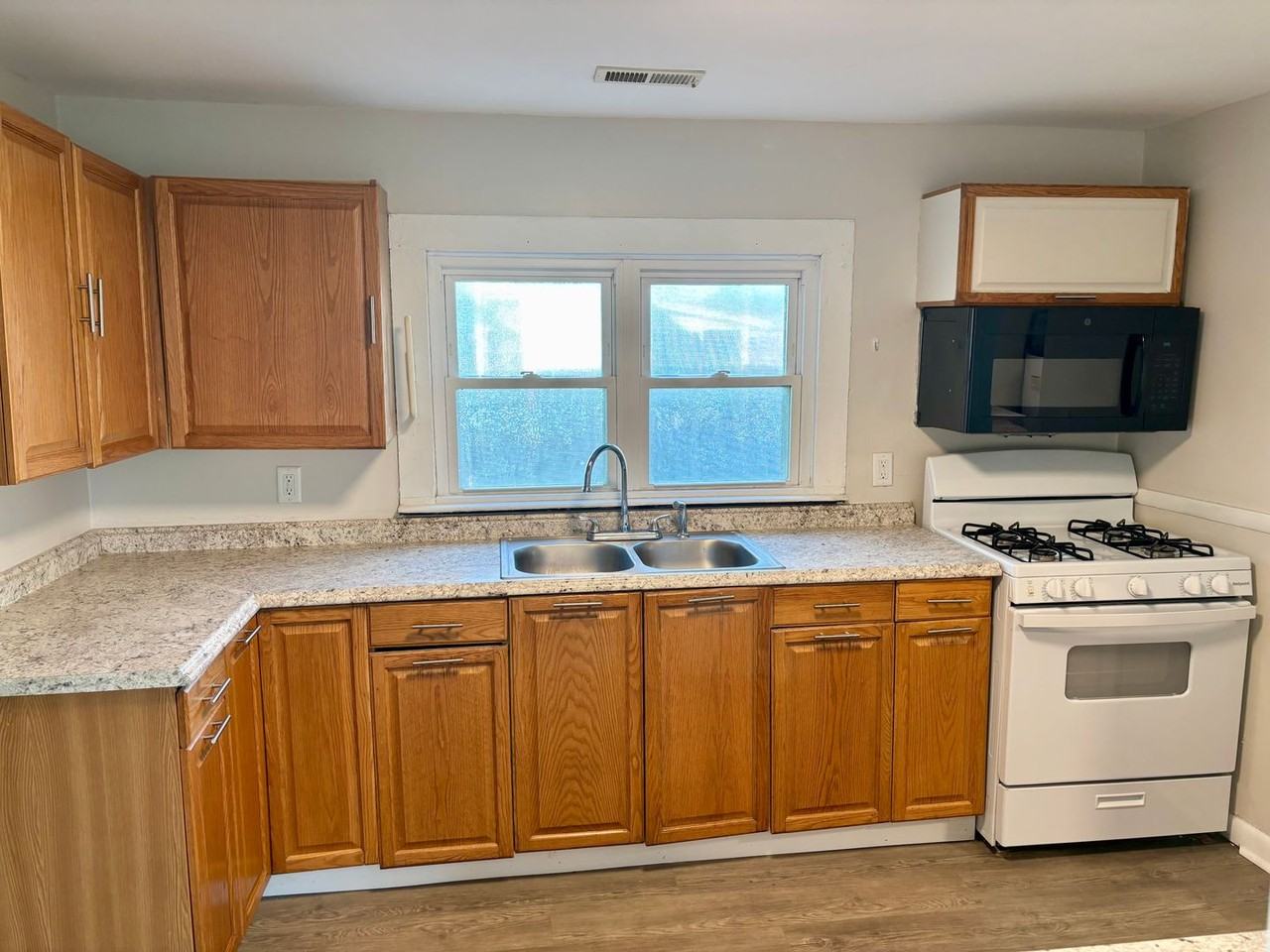 211 E Spring St - Photo 2 of 13