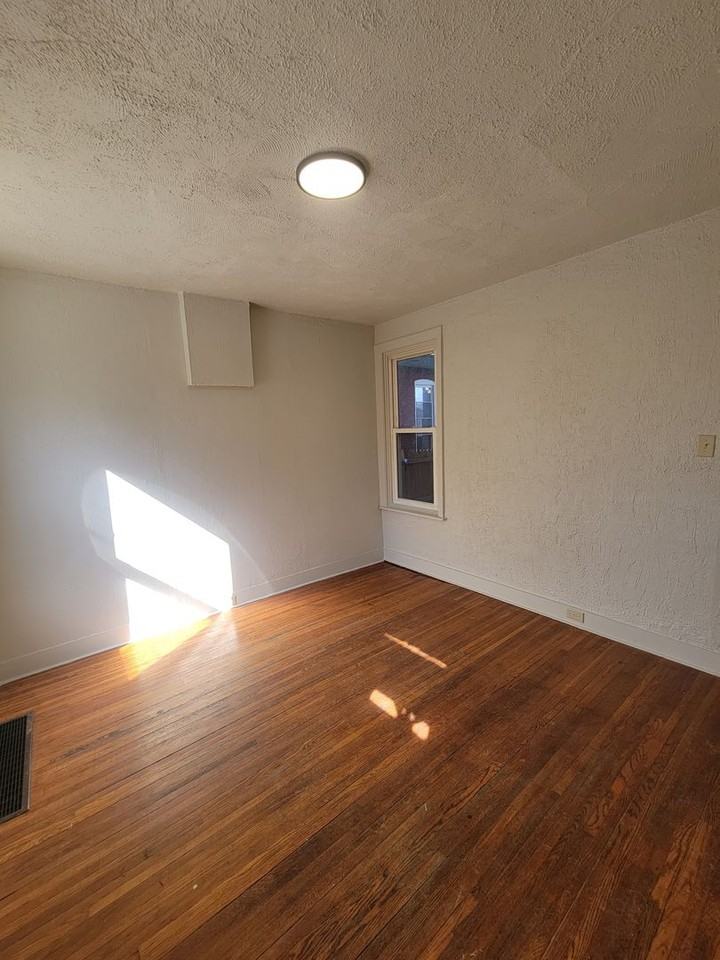 915 Blunston St - Photo 3 of 19