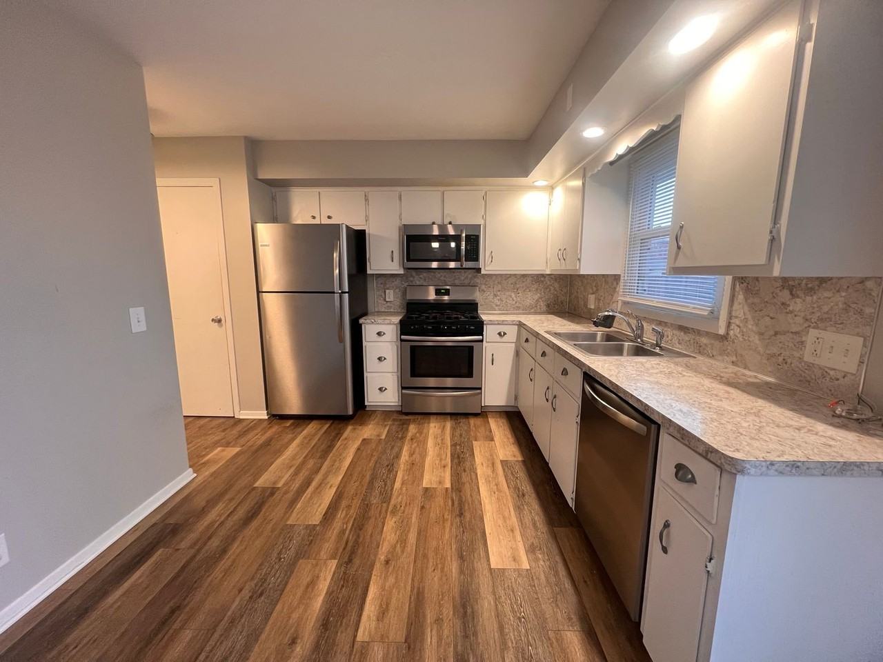 964 Rosewood St - Photo 7 of 25