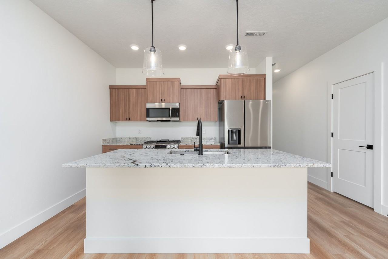 5038 E Hagadorn Ln - Photo 5 of 14