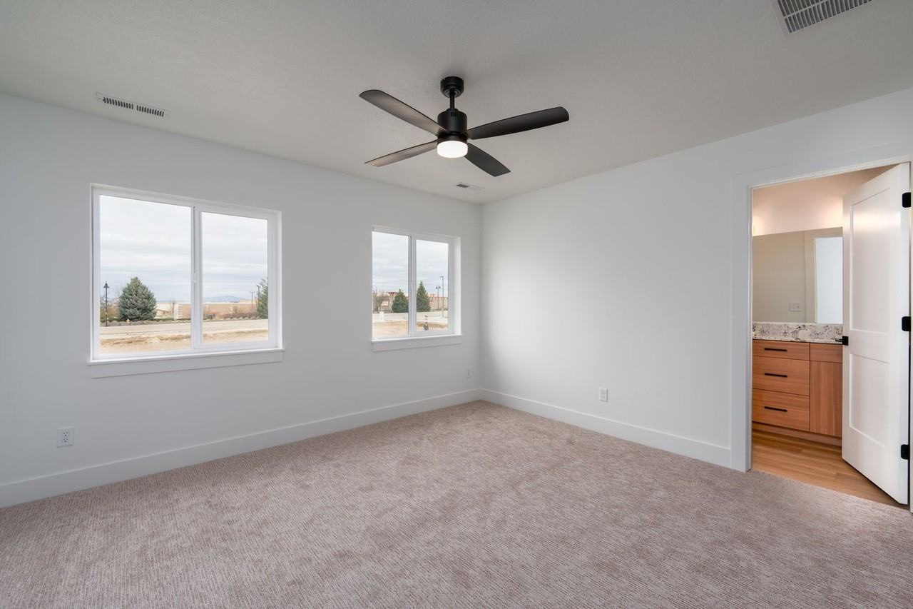 5038 E Hagadorn Ln - Photo 7 of 14