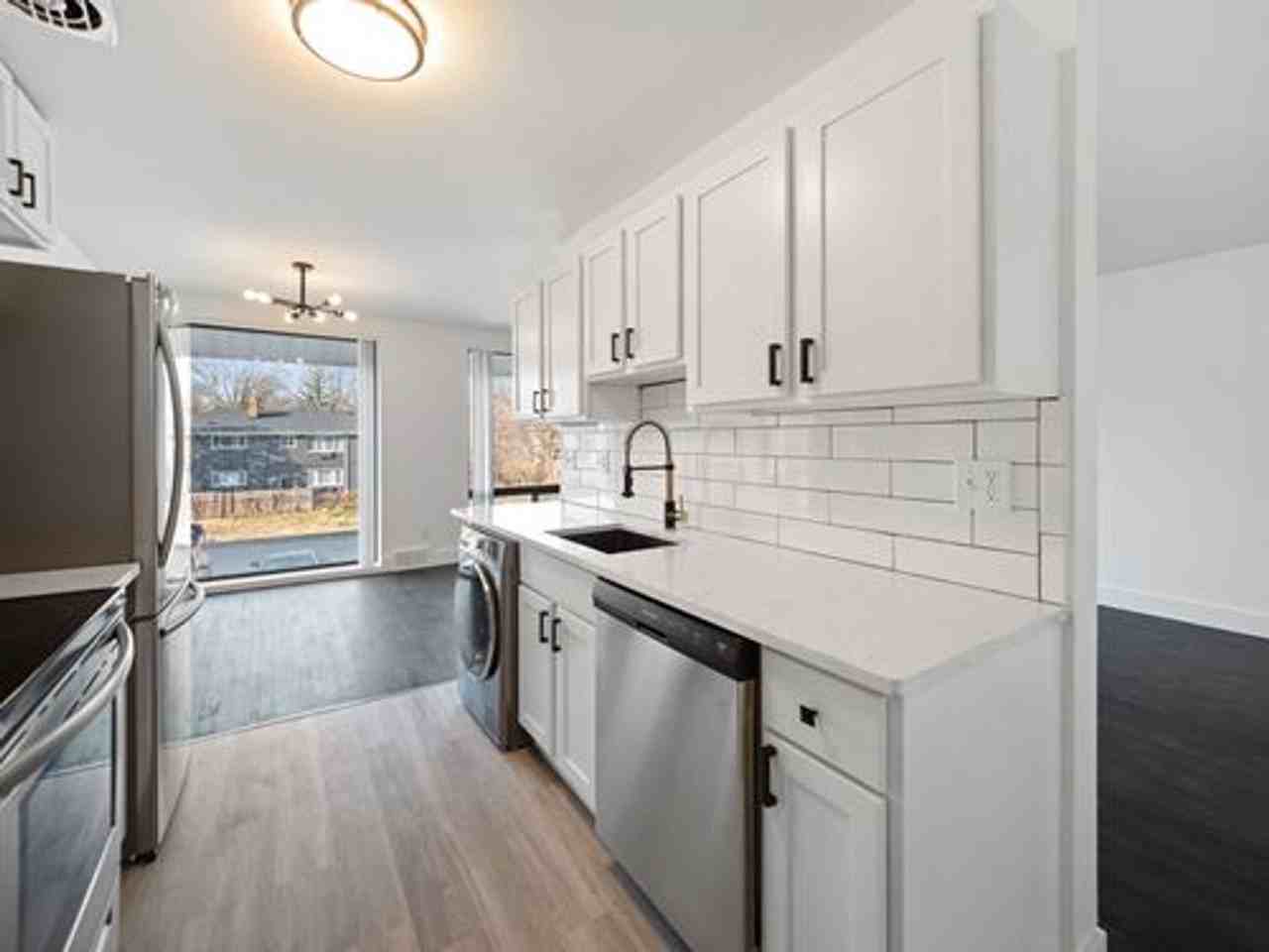 Royal Oakland Apartments (Better Livin LLC) - Photo 3 of 33