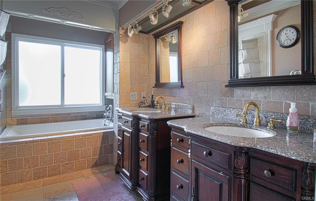 21391 Midcrest Dr - Photo 2 of 8