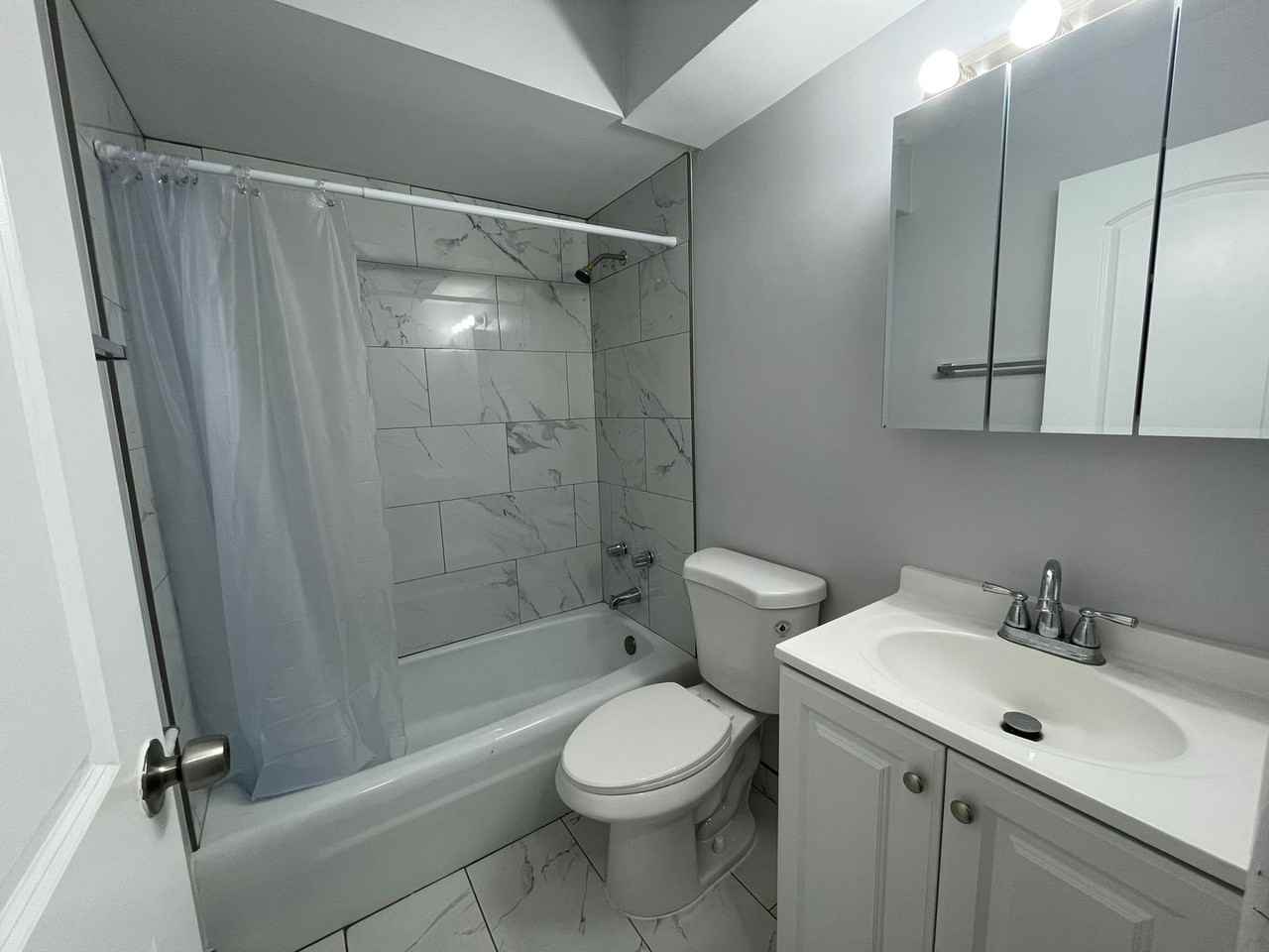 1040 Hollywood - Photo 5 of 50