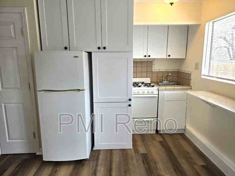 445 Roberts St #B - Photo 5 of 8