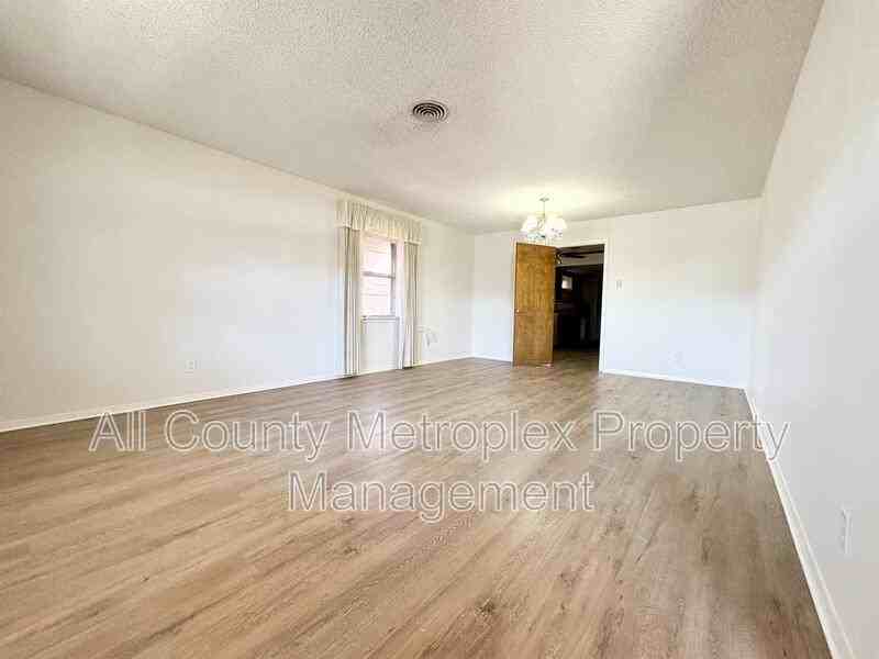 10235 Chesterton Dr - Photo 2 of 10