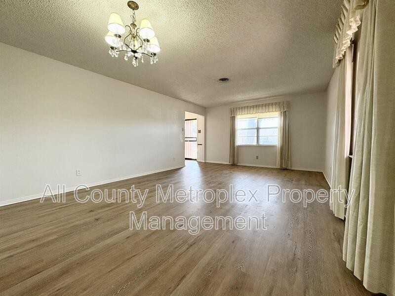 10235 Chesterton Dr - Photo 3 of 10