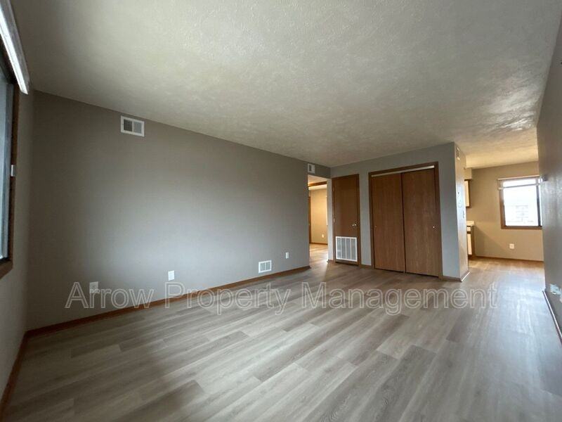 2481 E Pkwy #6 - Photo 4 of 8