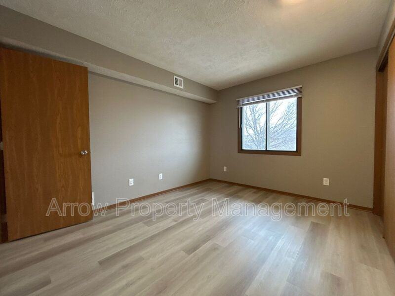 2481 E Pkwy #6 - Photo 7 of 8