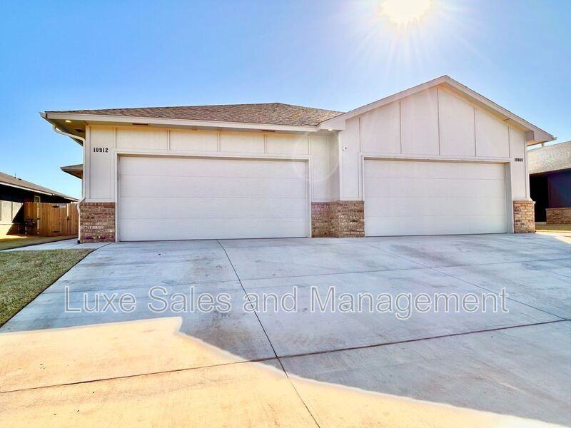 10912 Oak Hollow Dr - Photo 2 of 42