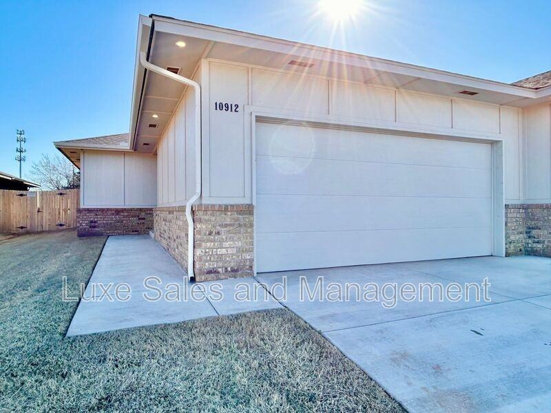 10912 Oak Hollow Dr - Photo 3 of 42