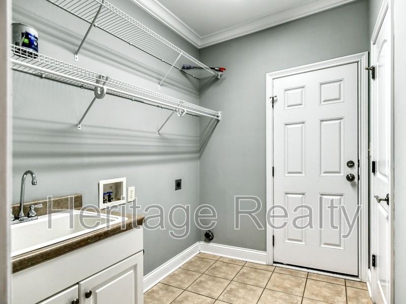 1856 Greywell Rd - Photo 7 of 41